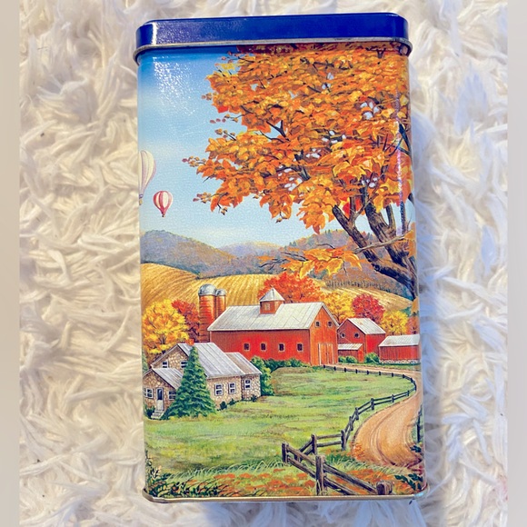 Hershey’s Kisses With Almonds Farm Tin - Picture 4 of 9